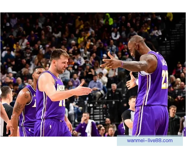 东契奇复出砍下42分12助 湖人力克骑士里夫斯艾顿发挥出色