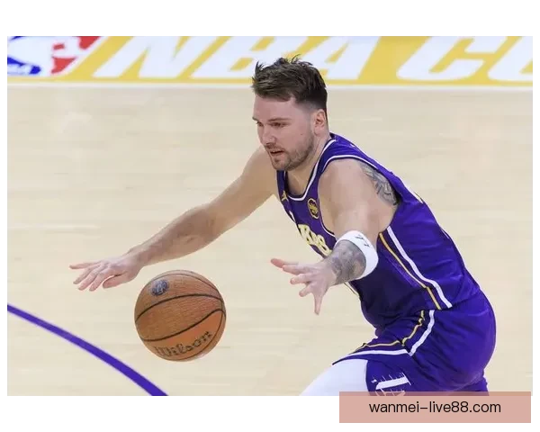 东契奇复出砍下42分12助 湖人力克骑士里夫斯艾顿发挥出色